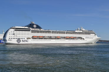 MSC Lirica manevrira u luci