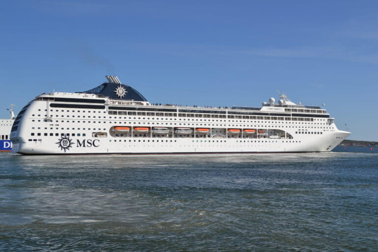 MSC Lirica manevrira u luci